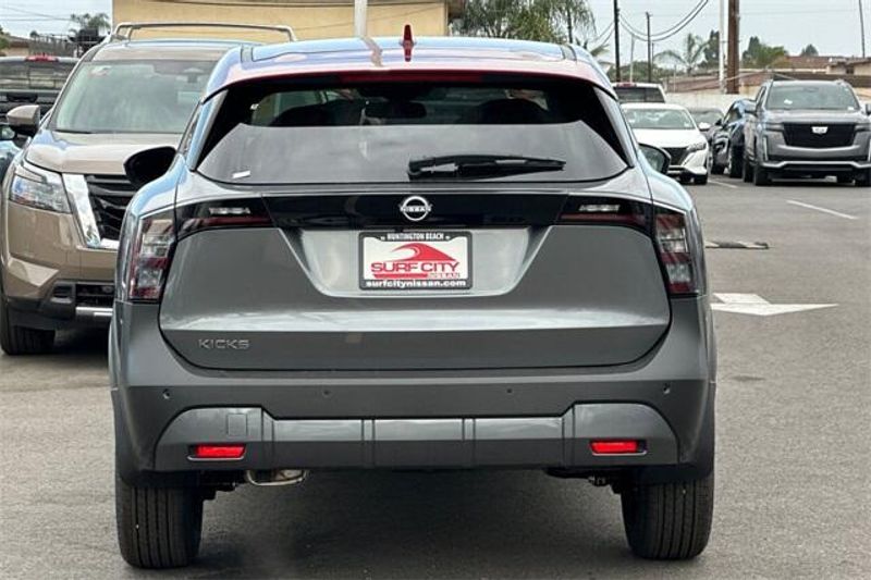 New 2025 Nissan Kicks SVImage 4