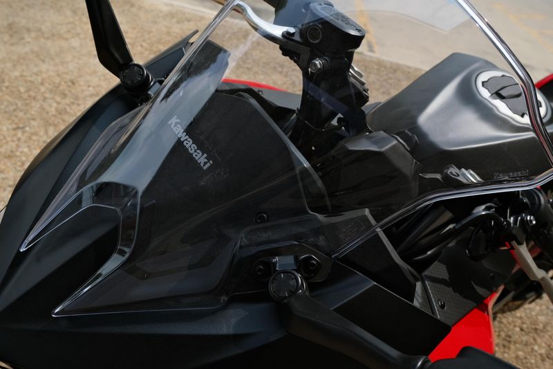 2025 Kawasaki NINJA 500 SE ABS PASSION RED AND METALLIC FLAT SPARK BLACK AND METALLIC MATTE DARK GRAY Image 14