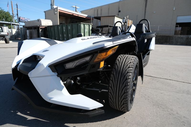 2024 Polaris SLINGSHOT S AUTODRIVE MOONLIGHT WHITEImage 16