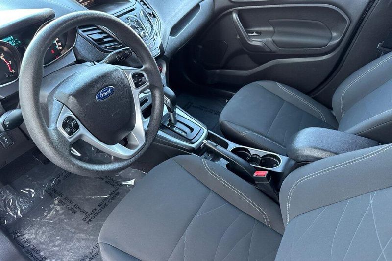 Used 2019 Ford Fiesta SEImage 9