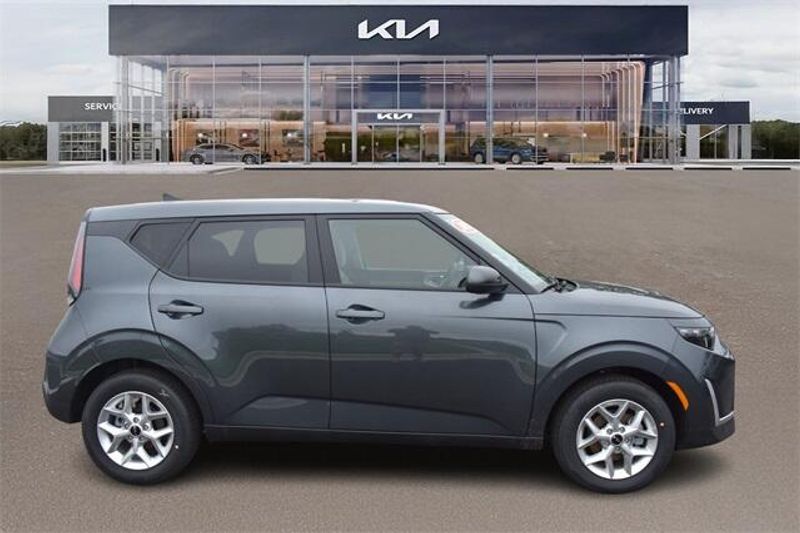 New 2025 Kia Soul LXImage 2