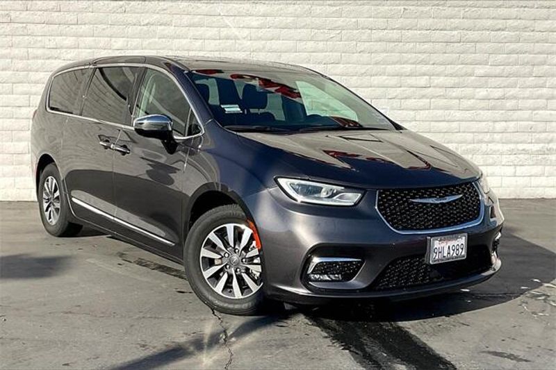 2023 Chrysler Pacifica Hybrid LimitedImage 2
