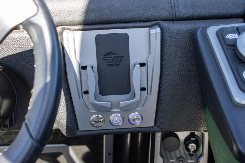 2023 MALIBU M220Image 38