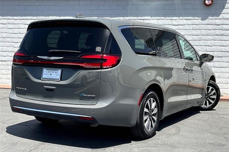 2022 Chrysler Pacifica Hybrid Touring LImage 13
