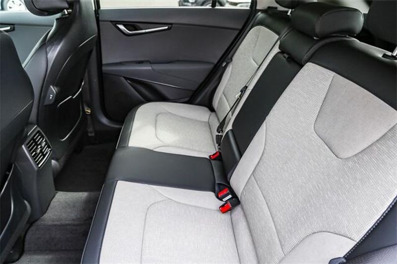 2025 Kia Niro SXImage 9