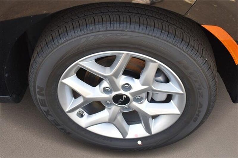 New 2025 Kia Soul LXImage 11