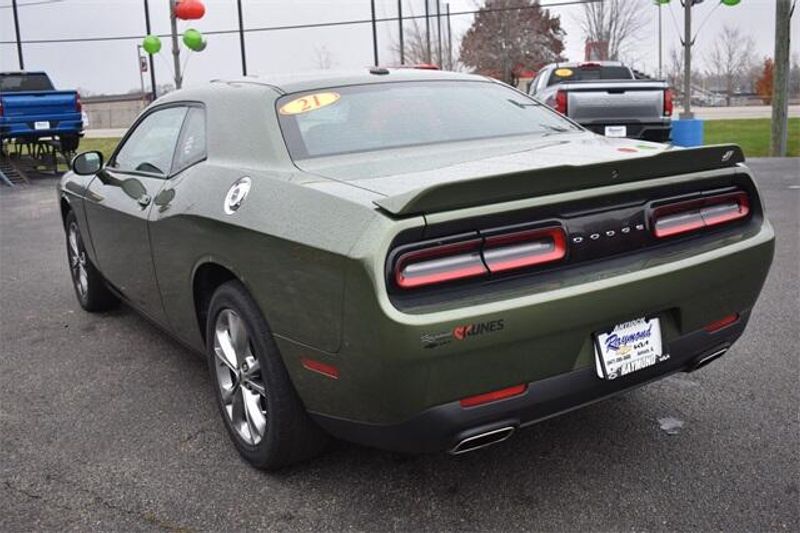 2021 Dodge Challenger SXTImage 5