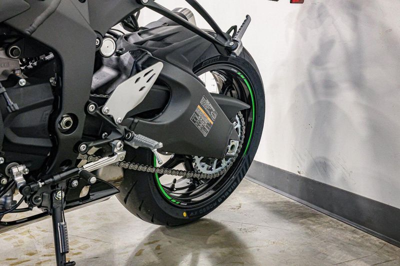 2025 Kawasaki NINJA ZX6R KRT EDITION ABS LIME GREEN AND EBONY AND PEARL BLIZZARD WHITEImage 18