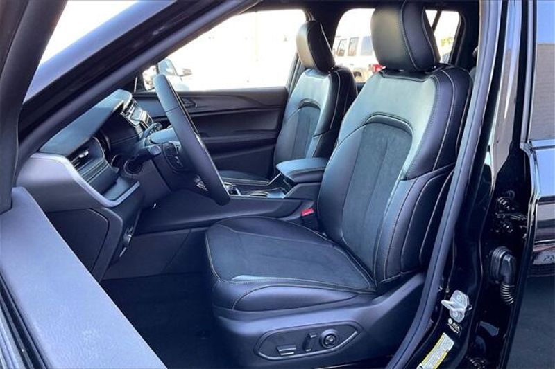 New 2025 Jeep Grand Cherokee Altitude 4x2Image 8