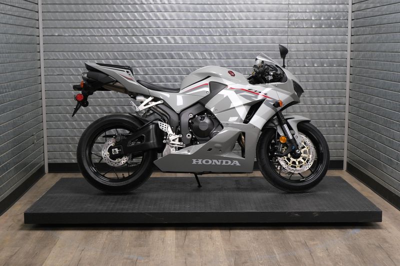 NEW 2026 HONDA CBR600RR Image 2
