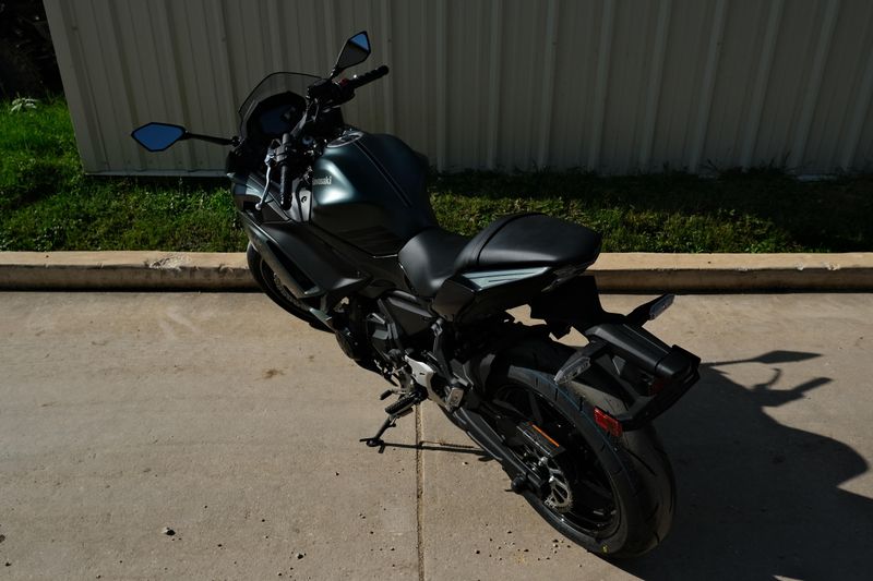 2025 Kawasaki NINJA 650 ABS METALLIC MATTE OLD SCHOOL GREEN AND METALLIC SPARK BLACK Image 14