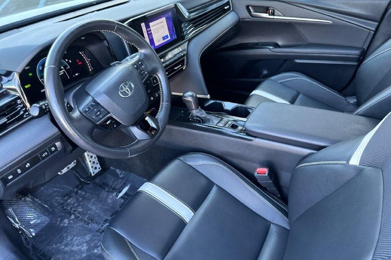 Used 2025 Toyota Camry SEImage 9