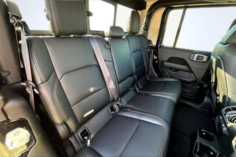 2025 Jeep Gladiator Sport photo 9