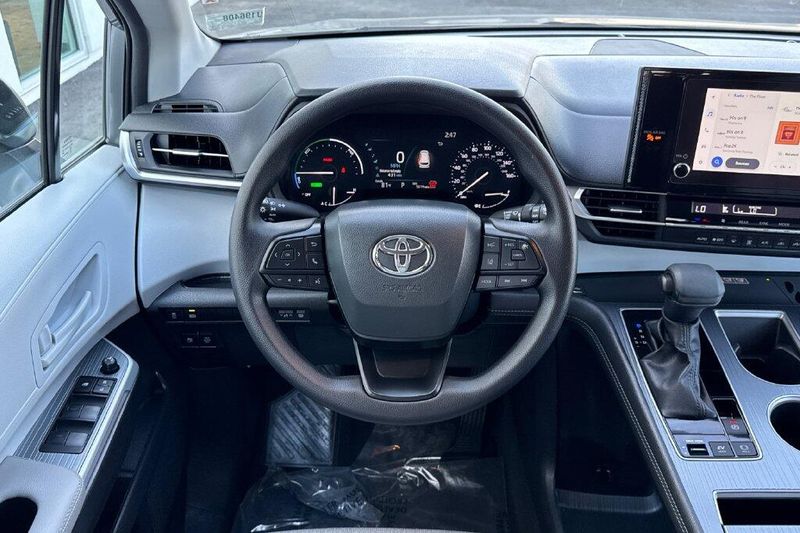 Used 2026 Toyota Sienna LEImage 13