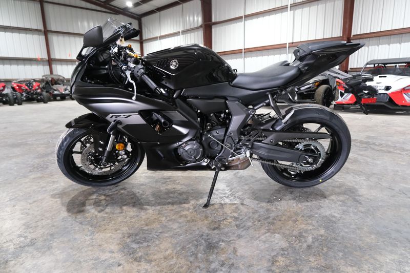 2025 Yamaha YZFR7 MATTE RAVEN BLACKImage 28