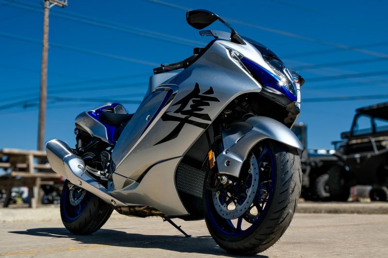 2025 Suzuki HAYABUSA METALLIC MYSTIC SILVER AND PEARL VIGOR BLUEImage 14