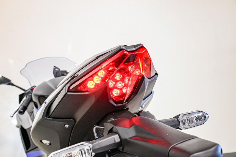 2025 Kawasaki NINJA 500 SE ABS METALLIC FLAT SPARK BLACK AND METALLIC SPARK BLACK AND METALLIC MOONDUST GRAYImage 4