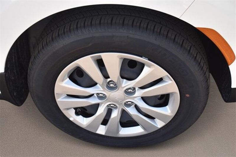 New 2025 Kia Soul LXImage 11