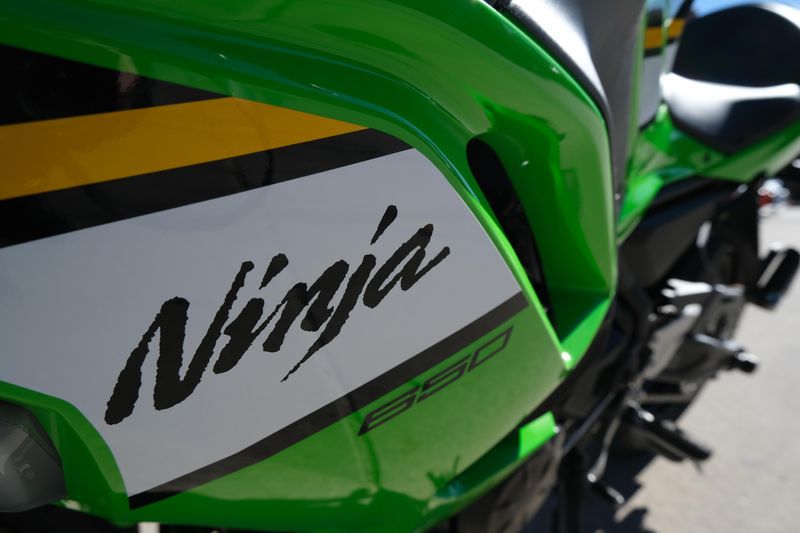 2025 Kawasaki NINJA 650 KRT EDITION ABS LIME GREEN AND EBONY AND PEARL BLIZZARD WHITEImage 3