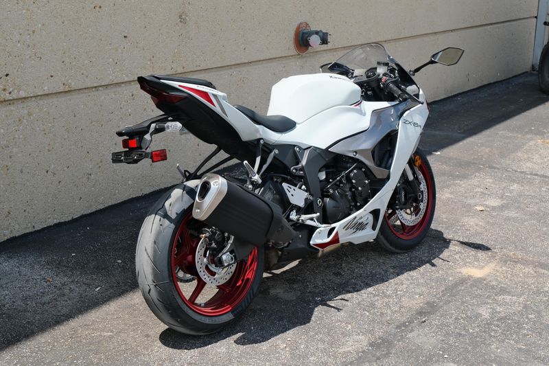 2025 Kawasaki NINJA ZX6R ABS PEARL ROBOTIC WHITE AND METALLIC GRAPHITE GRAY Image 4