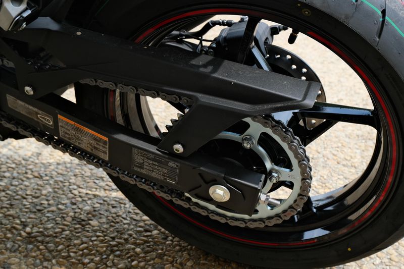 2025 Kawasaki NINJA 500 SE ABS PASSION RED AND METALLIC FLAT SPARK BLACK AND METALLIC MATTE DARK GRAY Image 19