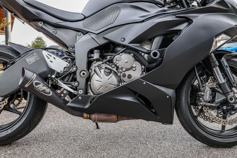 2023 Kawasaki Ninja ZX6R BaseImage 3