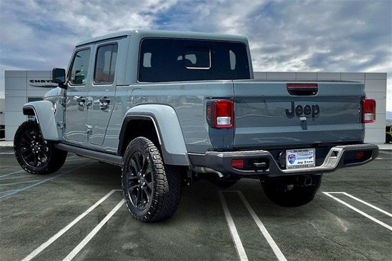 2024 Jeep Gladiator Nighthawk 4x4Image 2