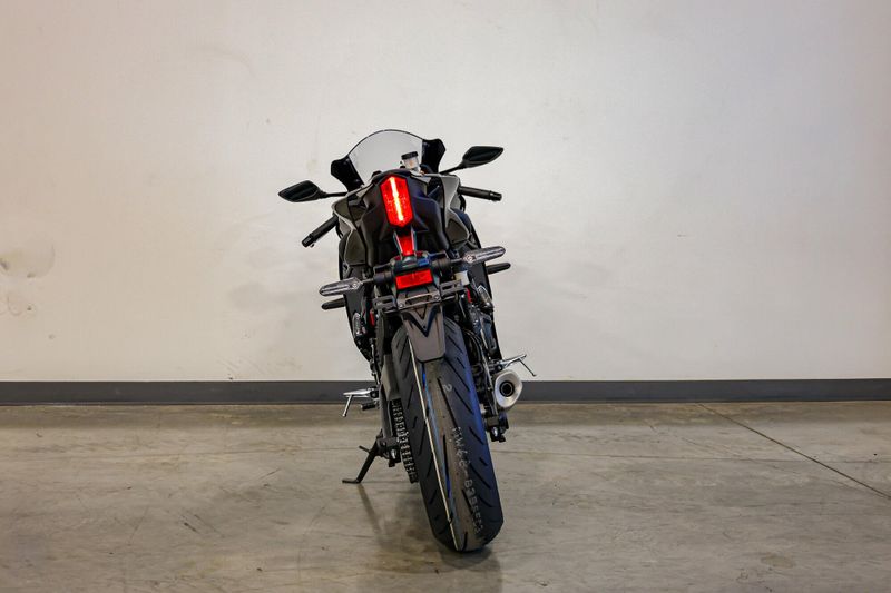 New 2025 Yamaha YZFR7 MATTE RAVEN BLACK Image 2