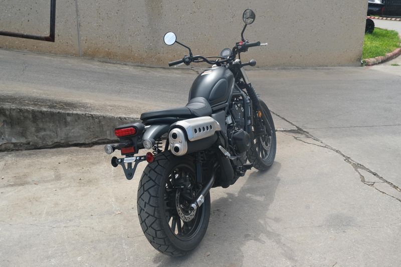 2025 Honda SCL 500 MATTE BLACK METALLIC Image 3
