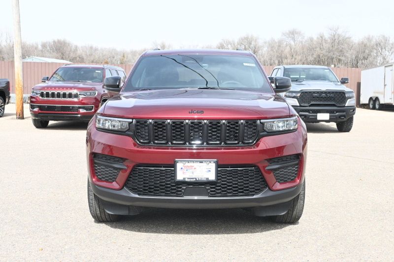 2025 Jeep Grand Cherokee Altitude XImage 3
