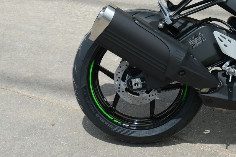 2025 Kawasaki NINJA ZX6R KRT EDITION LIME GREEN AND EBONY AND PEARL BLIZZARD WHITE Image 10