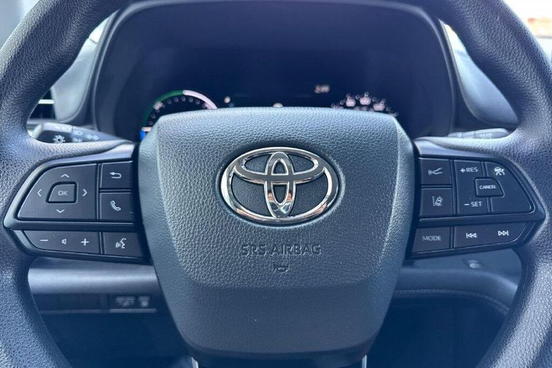 Used 2026 Toyota Sienna LEImage 23