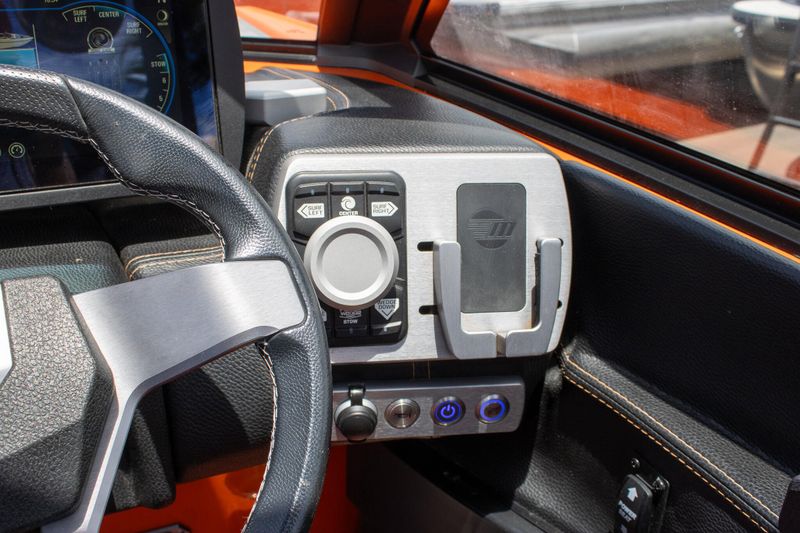 USED 2020 MALIBU 24 MXZ Image 22