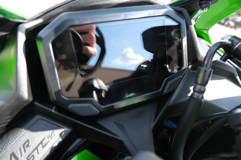 2025 Kawasaki NINJA 500 KRT EDITION LIME GREEN AND EBONY AND PEARL BLIZZARD WHITEImage 31