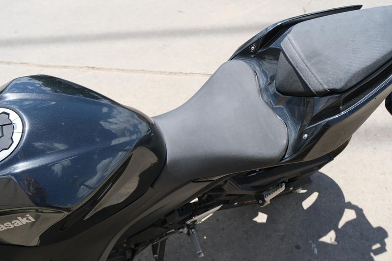 2023 Kawasaki NINJA 400 ABS METALLIC CARBON GRAY AND METALLIC MATTE CARBON GRAY Image 14