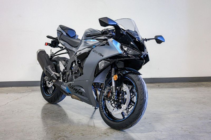 2025 Kawasaki NINJA ZX6R METALLIC MATTE DARK GRAY AND EBONYImage 1