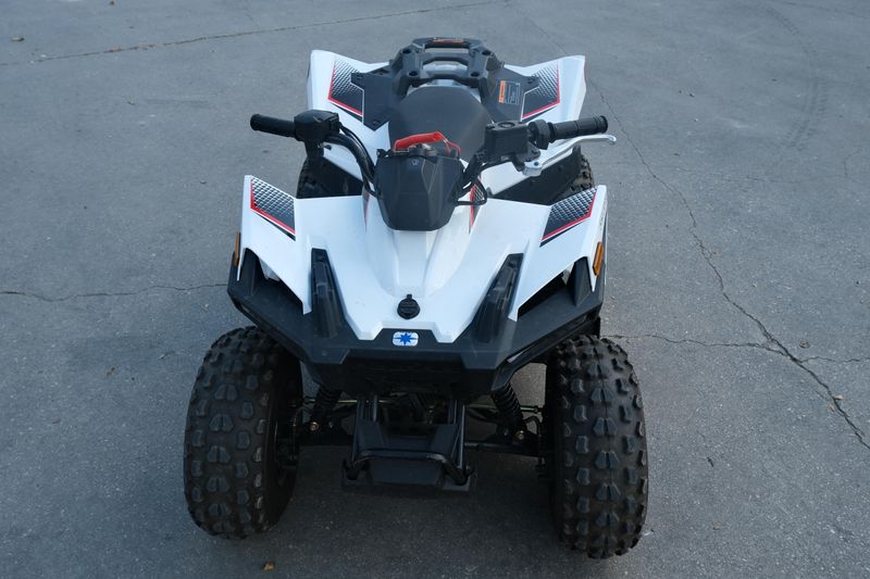 Used 2023 Polaris OUTLAW 70 EFI BRIGHT WHITE AND RED Image 8