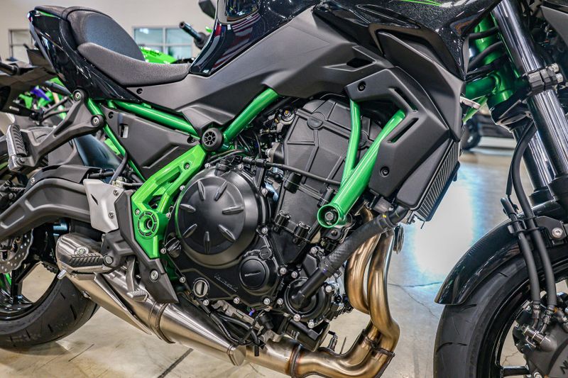 2025 Kawasaki Z650 ABS METALLIC SPARK BLACK AND GREENImage 4