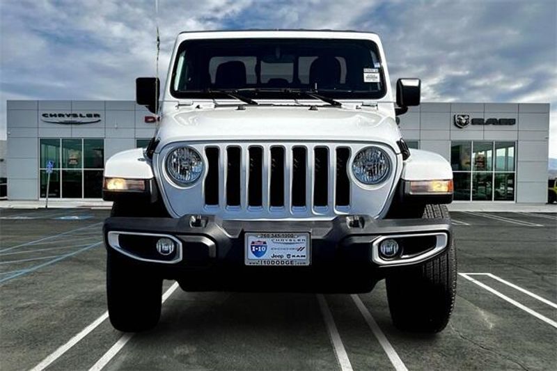2023 Jeep Gladiator Overland photo 2