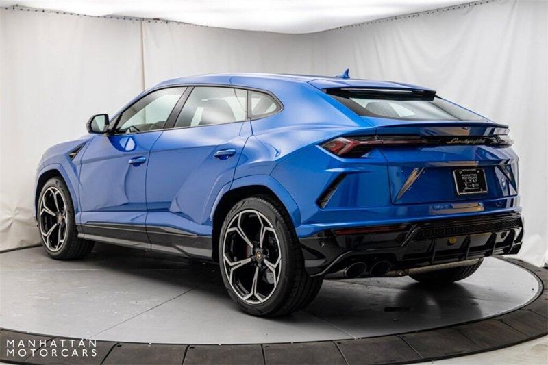 2022 Lamborghini Urus BaseImage 3