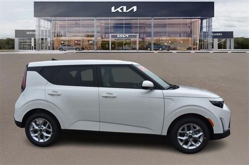 New 2025 Kia Soul LXImage 2