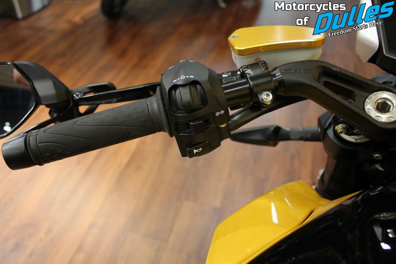2023 MV Agusta Dragster RR SCS Image 9