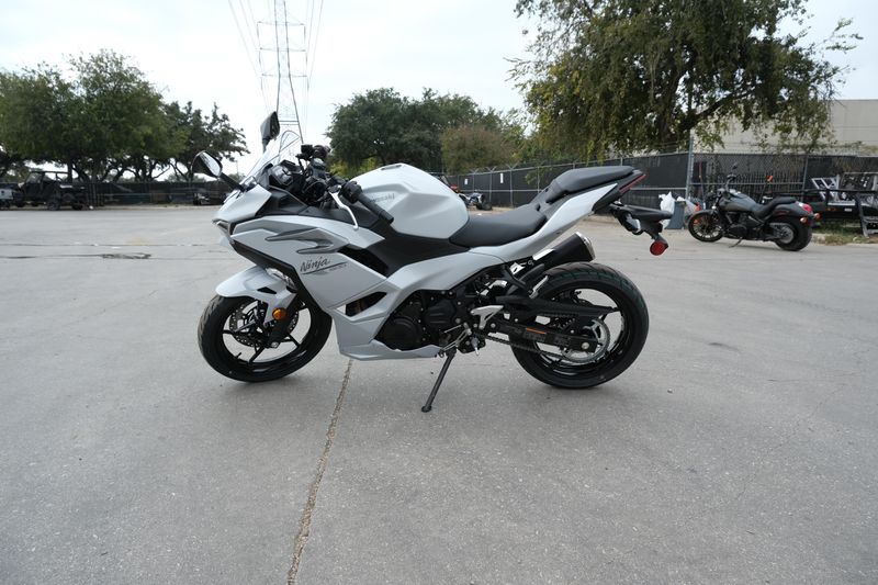 2025 Kawasaki NINJA 500 METALLIC MATTE WHITISH SILVER AND METALLIC MOONDUST GRAYImage 23