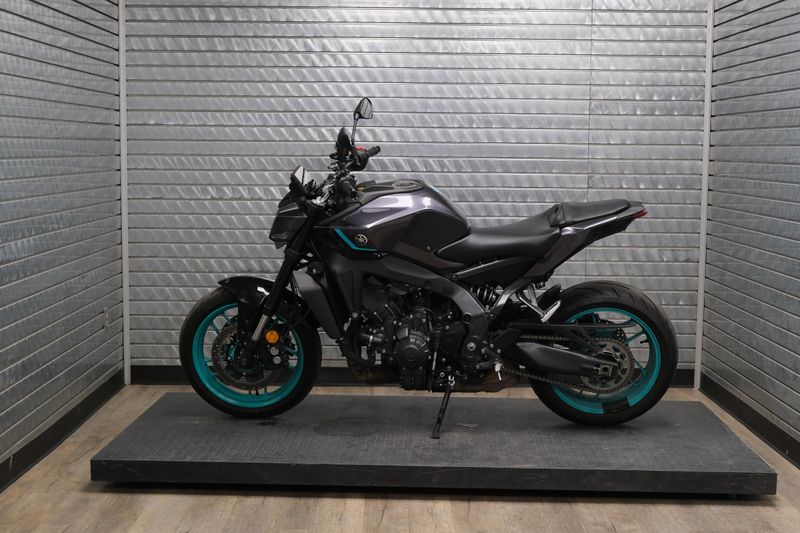 USED 2024 YAMAHA MT09 Image 6