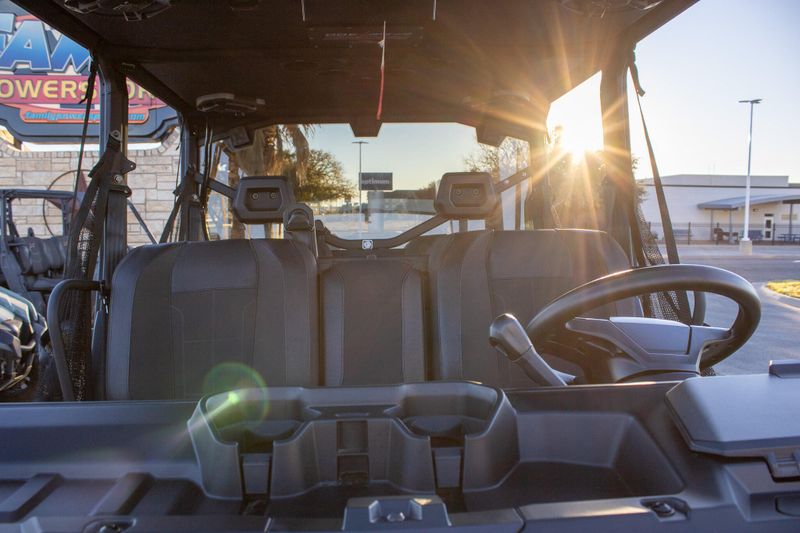 NEW 2026 CAN-AM DEFENDER MAX XT HD11 WITH 1025 INCH TOUCHSCREEN Image 19