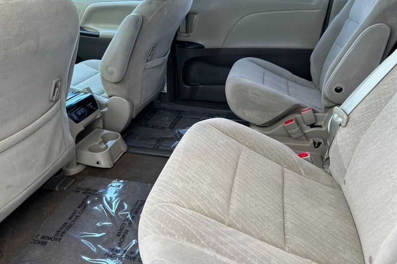 Used 2018 Toyota Sienna LEImage 11