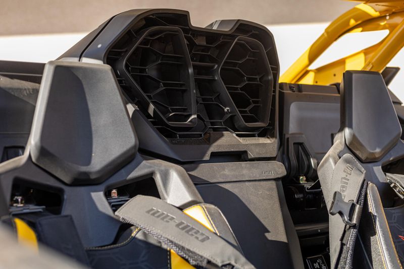 NEW 2025 CAN-AM MAVERICK R X RS WITH SMARTSHOX 999T DCT CARBON Image 15