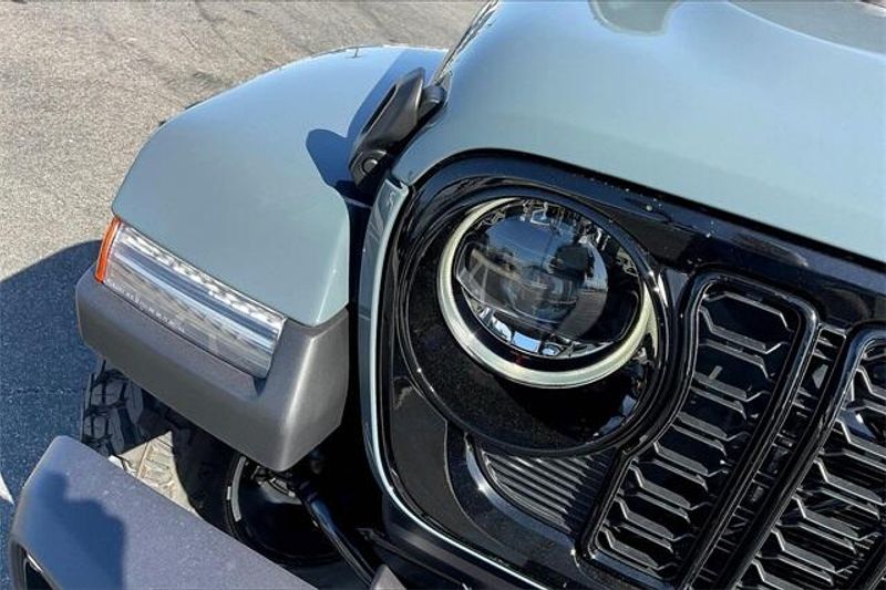 2025 Jeep Gladiator Willys photo 11