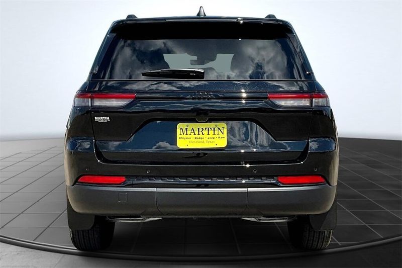 2025 Jeep Grand Cherokee Altitude photo 4