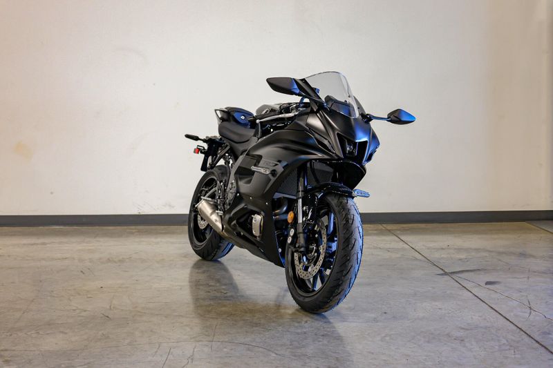 New 2025 Yamaha YZFR7 MATTE RAVEN BLACK Image 1